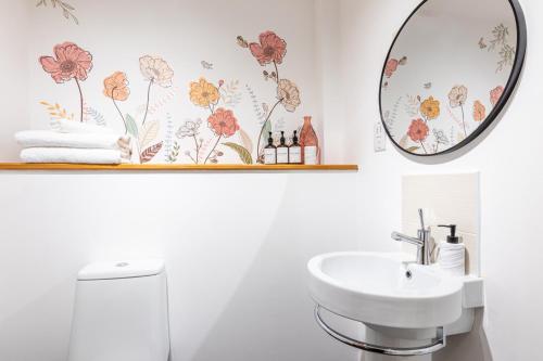 un baño con lavabo y espejo en Ness Station, en Inverness