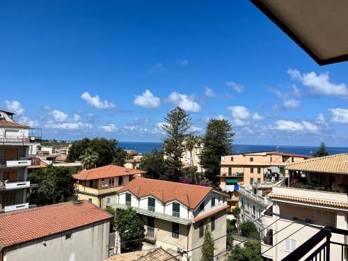 una vista di una città con edifici e l'oceano di Appartamento Donna Carmela a Tropea
