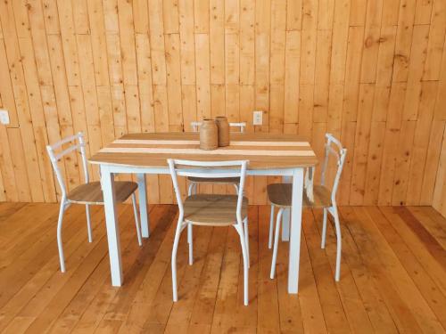 a wooden table and chairs in a room at Cabaña Lugar de Paz in División