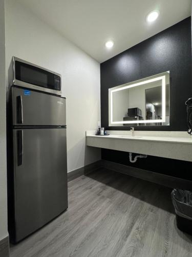 Η κουζίνα ή μικρή κουζίνα στο Crystal Inn Gessner- Near Sam Houston Racepark