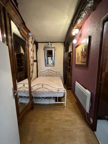 Un dormitorio pequeño con una cama en una habitación. en Cocon Saint Ouen Rouen, en Rouen