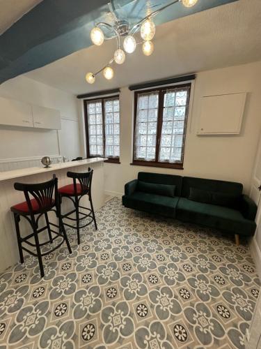 un salon avec un canapé, une table et des chaises dans l'établissement Cocon Saint Ouen Rouen, à Rouen
