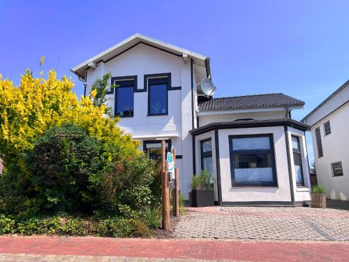 Villa Mila EG - by Mila FerienARPartments - Büsum Hafen, eigener Parkplatz, Terrasse photo 7
