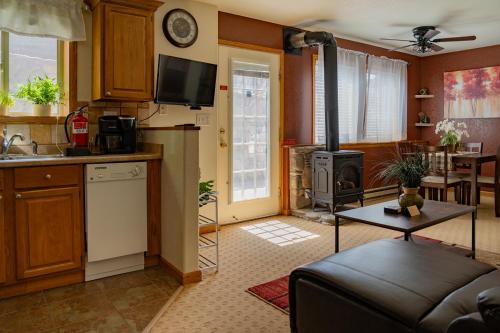 Η κουζίνα ή μικρή κουζίνα στο Alpenglow One Bedroom One Bath – A18