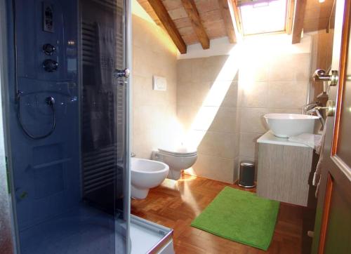 Un baño con dos inodoros y una ducha con una alfombra verde. en 1927 Typical-House, en Soriano nel Cimino