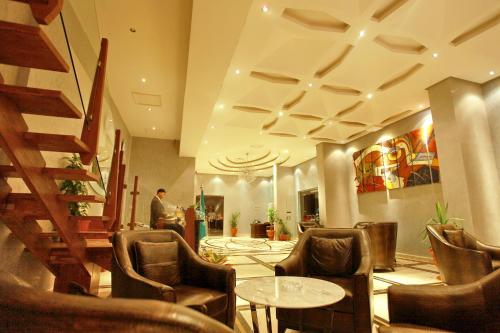 El salón o zona de bar de Coral Olaya Hotel