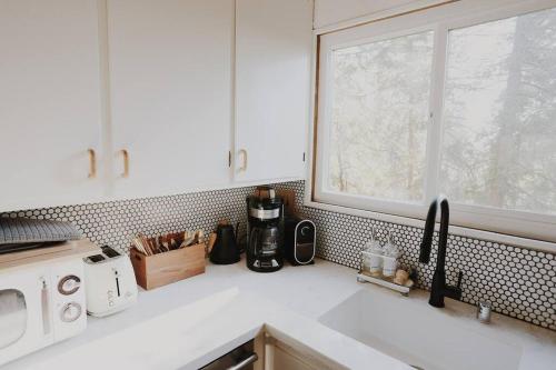 Ảnh trong thư viện ảnh của A-Frame Cabin in The Woods, Close to Shops! ở Lake Arrowhead