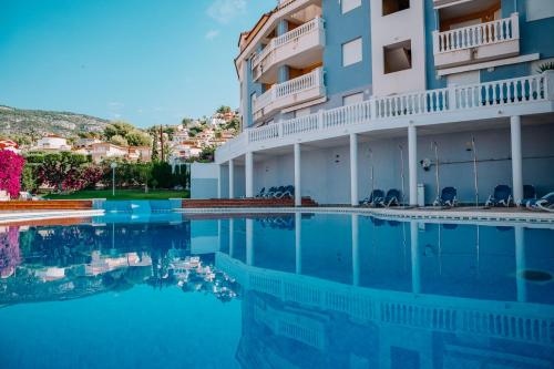 una piscina di fronte a un edificio di Ático Dúplex con piscina Marcolina ad Alcossebre