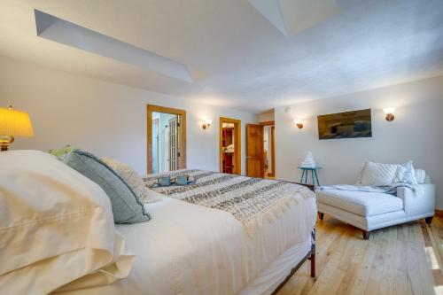 1 dormitorio blanco con 1 cama y 1 silla en 4 Seasons Haven Family Fun, Ski, Golf, and Boat en Bellaire