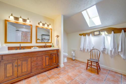 baño con lavabo, espejo y silla en 4 Seasons Haven Family Fun, Ski, Golf, and Boat en Bellaire