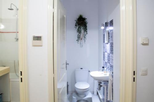 La salle de bains blanche est pourvue de toilettes et d'un lavabo. dans l'établissement Fred's Home Guestroom, Chambre Chez l'Habitant, VieuxPort, Friendly, à Marseille