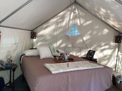 Postel nebo postele na pokoji v ubytování GLAMPING Off Grid Tent ULTIMATE IN COMFORT