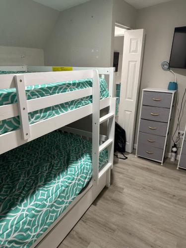 レイクハバスシティにあるGreat Lake View Mobile Homeのベッドルーム1室(二段ベッド2台、ドレッサー付)