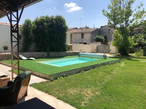 une piscine dans la cour d'une maison dans l'établissement St Chaptes, Nimes, Uzes, France, à Saint-Chaptes