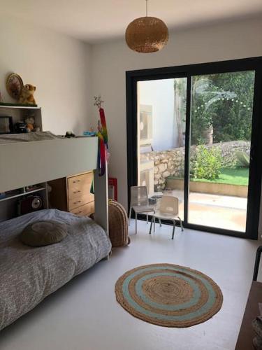 - une chambre avec un lit et une grande porte coulissante en verre dans l'établissement St Chaptes, Nimes, Uzes, France, à Saint-Chaptes