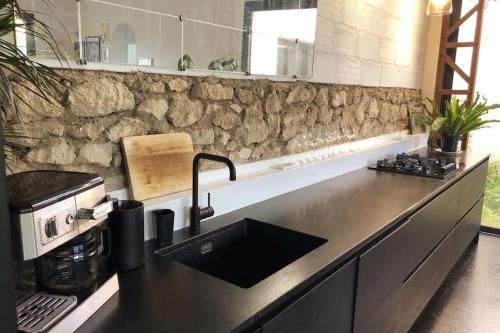 une cuisine avec un évier et un plan de travail dans l'établissement St Chaptes, Nimes, Uzes, France, à Saint-Chaptes