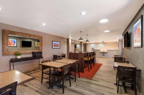 Μια τηλεόραση ή/και κέντρο ψυχαγωγίας στο Best Western Bellemont Shadow Mountain Inn