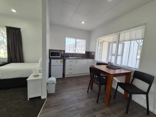 Kuchyň nebo kuchyňský kout v ubytování Magnolia Court Motel