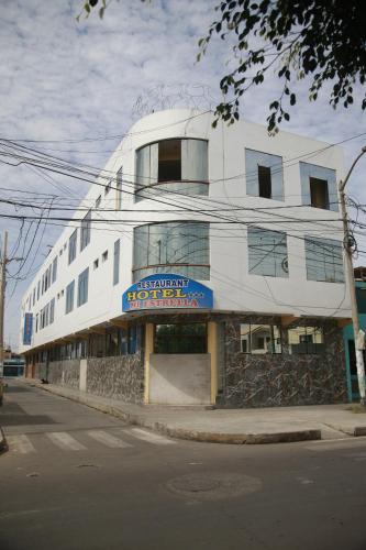 a white building on the corner of a street at Hotel Mi Estrella in Chimbote