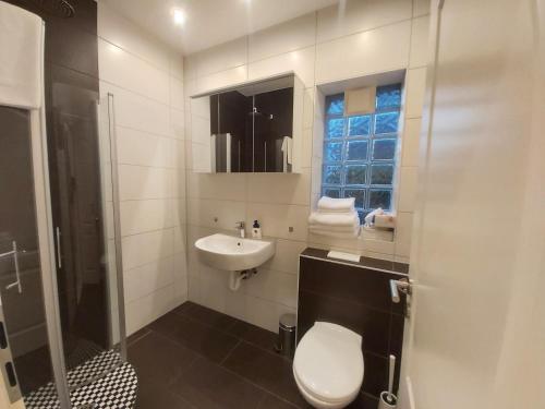 Ένα μπάνιο στο Gemütliches J&L Apartment Nahe des Hauptbahnhofes