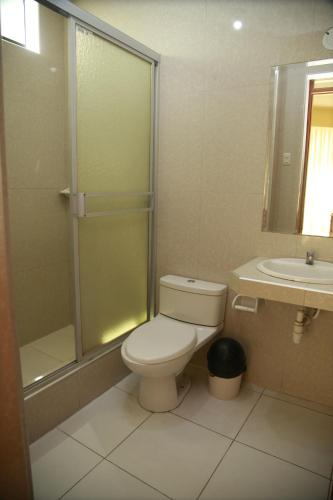 a bathroom with a toilet and a shower and a sink at Hotel Mi Estrella in Chimbote