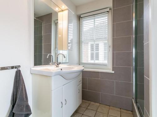 een badkamer met een wastafel en een douche bij Zwaan 24-7 in Breukelen