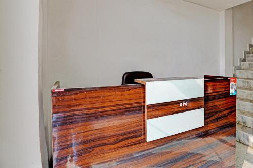 un box ufficio con scrivania e sedia di OYO Moon Sez a Auraiya