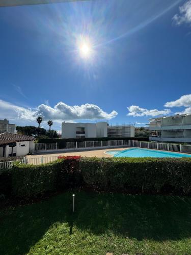 - une piscine au soleil dans l'établissement Appartemment vue mer et piscine, à Villeneuve-Loubet