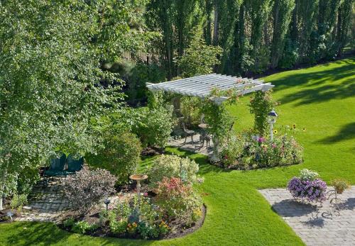 an overhead view of a garden with a pergola at The Gibson Mansion Bed and Breakfast in Missoula