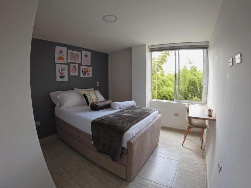 a bedroom with a large bed and a window at Descanso cafetero in Circasia