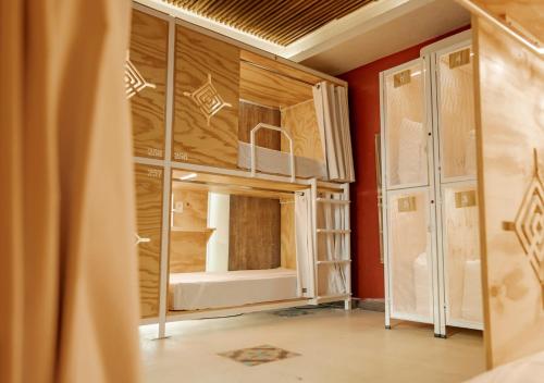 מיטה או מיטות קומותיים בחדר ב-Casa Pepe