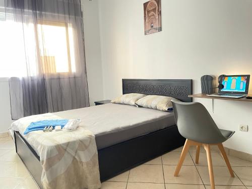 - une chambre avec un lit, un bureau et une chaise dans l'établissement Oasis spacieux proche de la plage, à Oued Laou