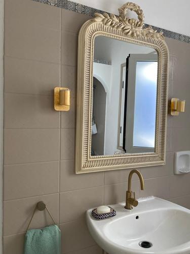 a bathroom with a sink and a mirror at Grande demeure de charme in Asilah