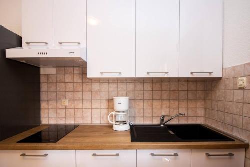 Dapur atau dapur kecil di Apartments and rooms with parking space Baska, Krk - 23309