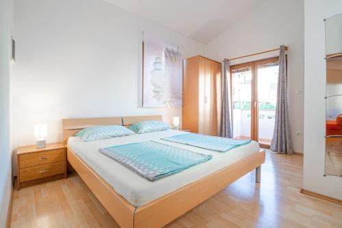 Katil atau katil-katil dalam bilik di Apartments and rooms with parking space Baska, Krk - 23309