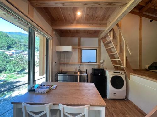 een kleine keuken met een tafel in een tiny house bij CrossFit Otoyo Strength TINY HOUSE in Otoyocho