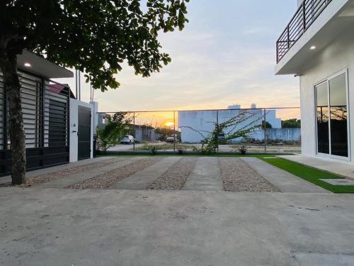 an empty driveway in front of a building at Casa Nefertari I in Flores