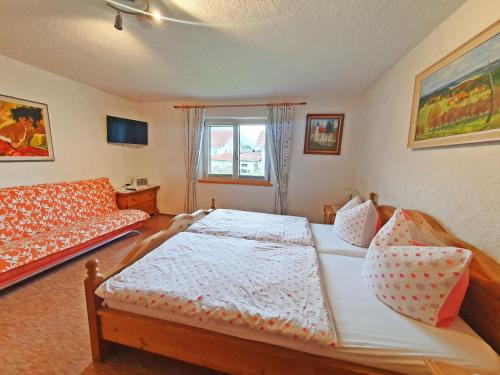 Un dormitorio pequeño con una cama y un sofá. en Dwingelo-Lütten Angela Brandstätter Hof | Chiemgau Karte, en Grassau