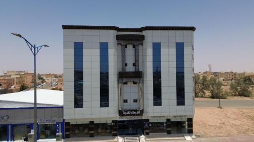 a building with blue and white tiles on it at شقق سطام المخدومة in Al Fayşalīyah