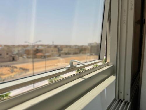 a window with a view of a city at شقق سطام المخدومة in Al Fayşalīyah