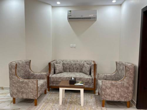 a living room with a couch and two chairs at شقق سطام المخدومة in Al Fayşalīyah
