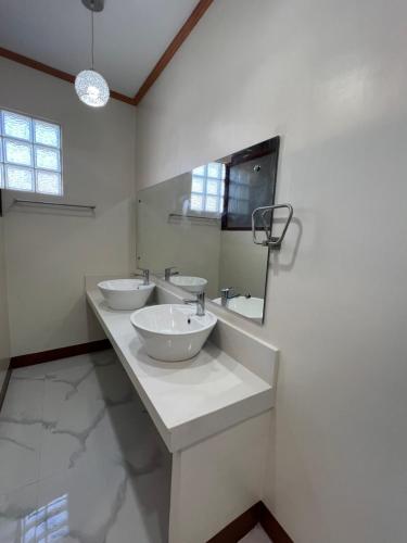 Ένα μπάνιο στο 3BR Oceanfront Vacation House in Lila, Bohol