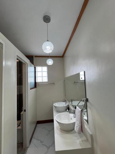 Ένα μπάνιο στο 3BR Oceanfront Vacation House in Lila, Bohol
