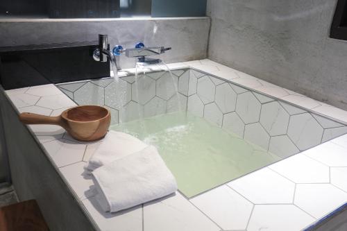 礁溪鄉的住宿－沐谷親子溫泉會館，一间带浴缸和卫生间的浴室