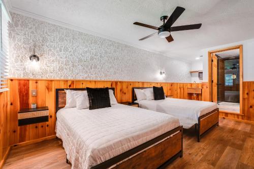 Ένα ή περισσότερα κρεβάτια σε δωμάτιο στο Seneca Pines Lodge