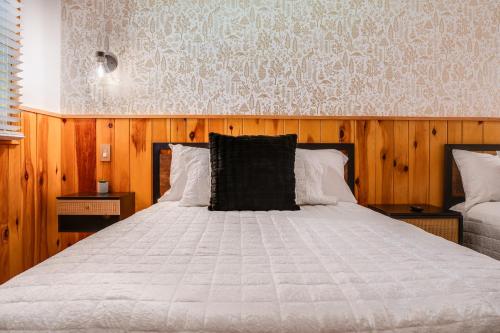 Ένα ή περισσότερα κρεβάτια σε δωμάτιο στο Seneca Pines Lodge