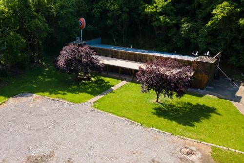 Κήπος έξω από το Seneca Pines Lodge