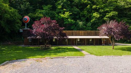 Κήπος έξω από το Seneca Pines Lodge