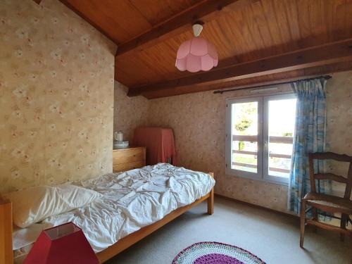 een slaapkamer met een bed en een raam bij Maison Grues, 4 pièces, 6 personnes - FR-1-476-98 in Grues
