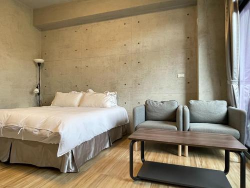 - une chambre avec un lit, un canapé et une chaise dans l'établissement Mei Jen House B&B 民宿, à Yuchi